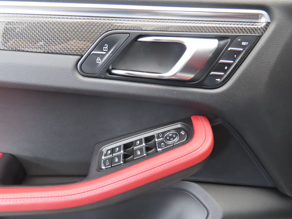 Thumbnail: 2022 Porsche Macan - 24