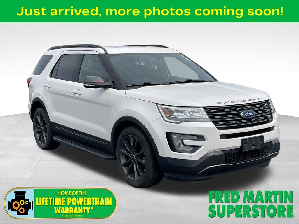 White Platinum 2017 Ford Explorer XLT AWD SUV / Crossover All-Wheel Drive 6-Speed Automatic