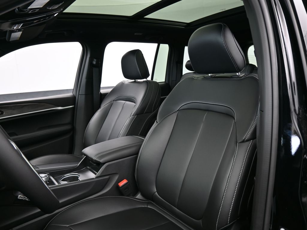 New 2026 Diamond Black Crystal Pearlcoat Jeep Limited image 10