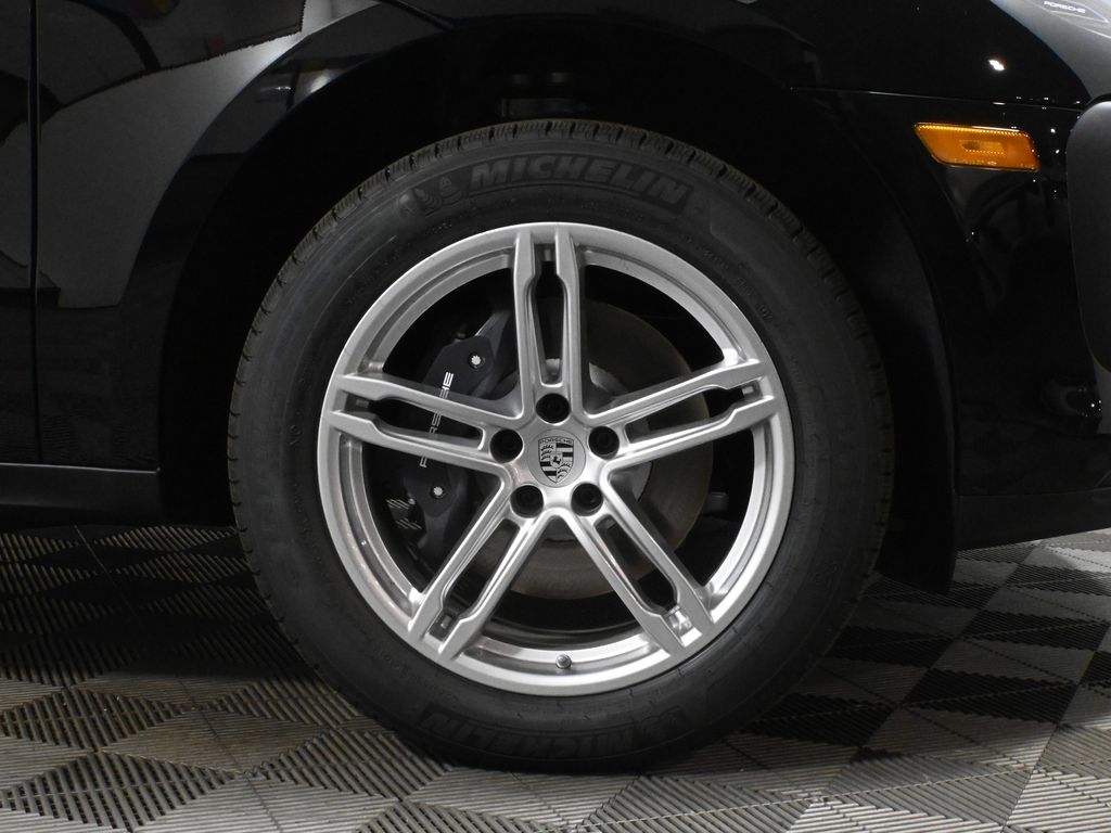 Thumbnail: 2026 Porsche Macan - 12