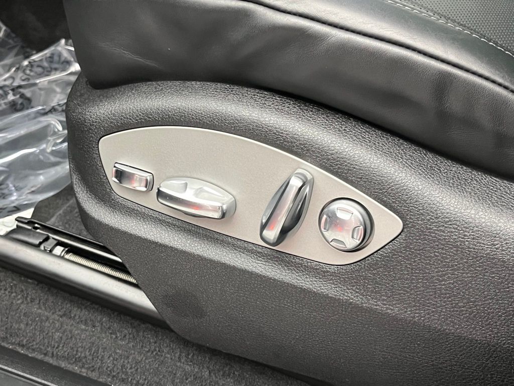 Thumbnail: 2025 Porsche Macan - 25