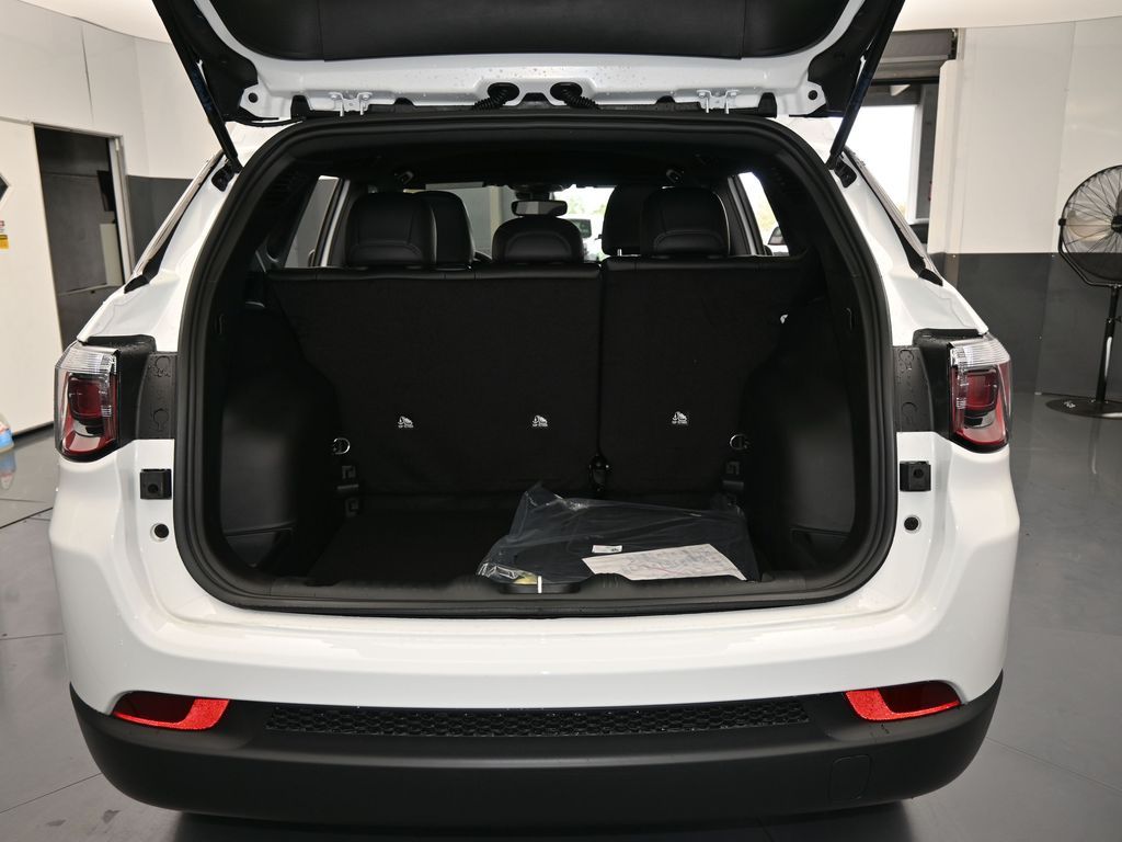 New 2026 bright white clearcoat Jeep Latitude image 31