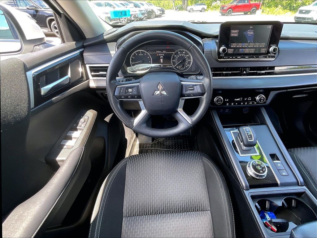 2023 Mitsubishi Outlander — photo 16