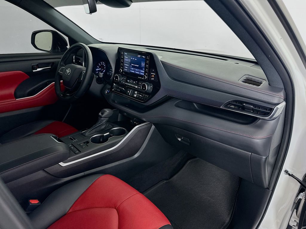 Thumbnail: 2021 Toyota Highlander - 31