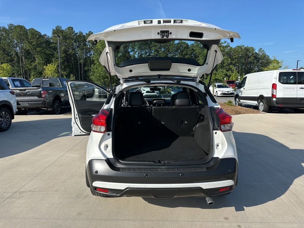 2020 Aspen White/Super Black Nissan Kicks SR FWD SUV