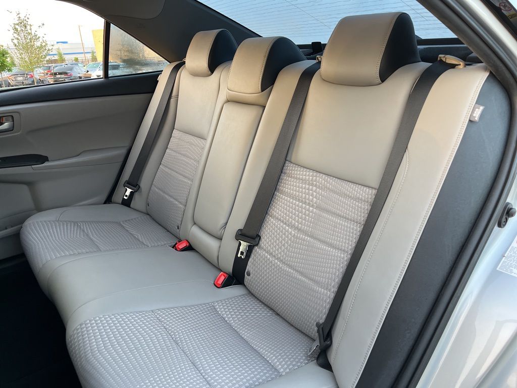 2015 Toyota Camry SE 26