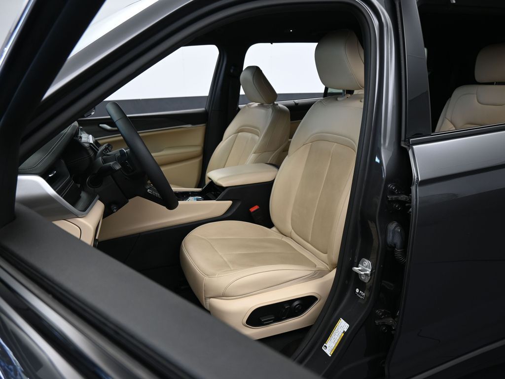 Used 2023 Baltic Gray Metallic Clearcoat Jeep Limited image 10