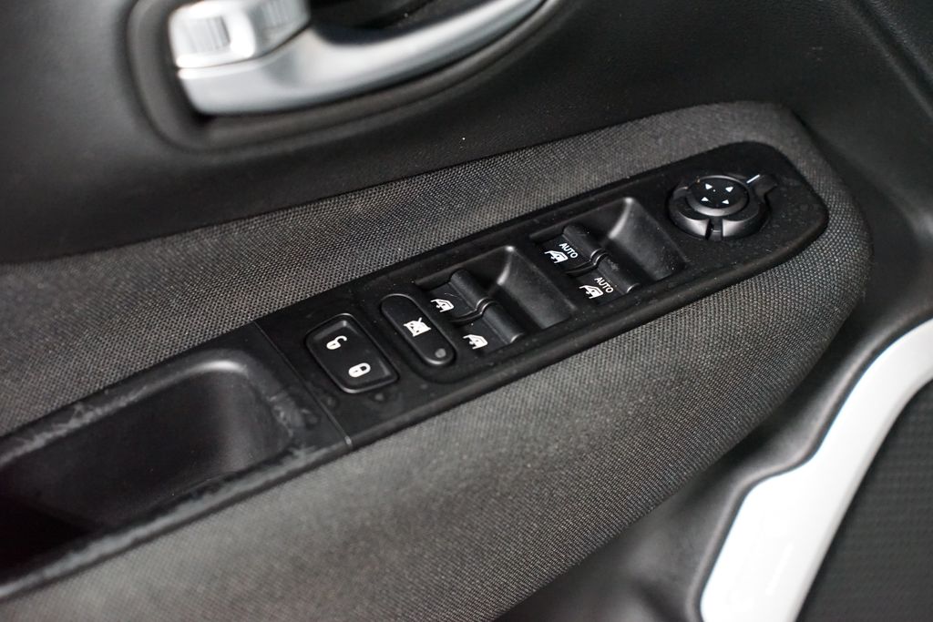 Thumbnail: 2020 Jeep Renegade - 29