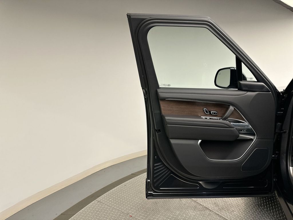 2025 Land Rover Range Rover SE 9