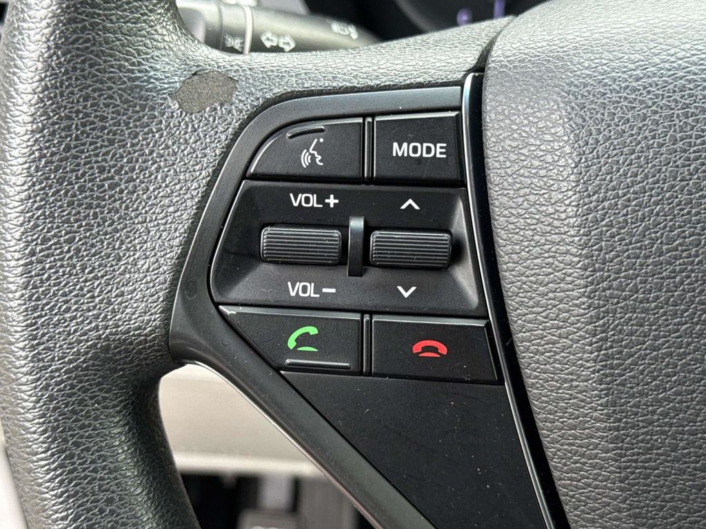 Used 2015 Silver Hyundai SE image 23