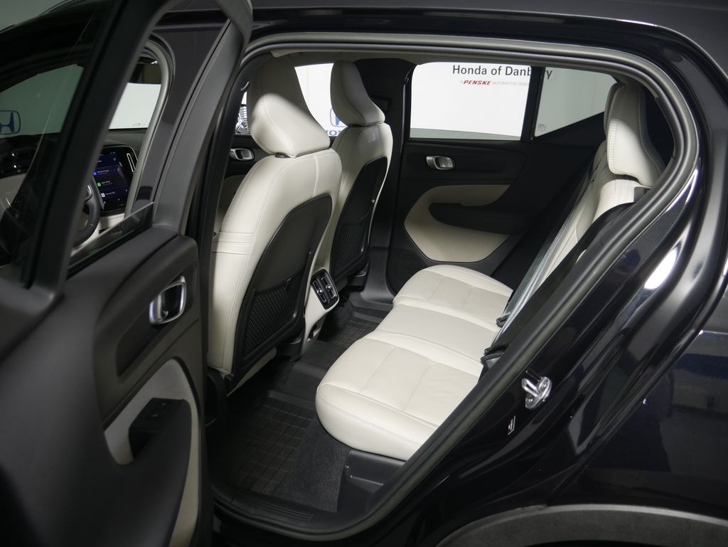 Thumbnail: 2023 Volvo XC40 - 15