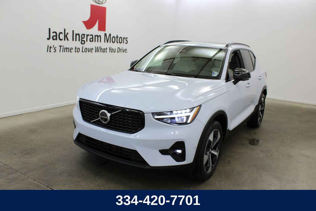 White (Cloud) 2024 Volvo XC40 SUV / Crossover All-Wheel Drive Automatic