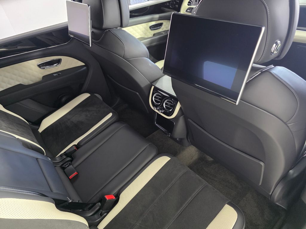 Used 2022 White Bentley  image 29