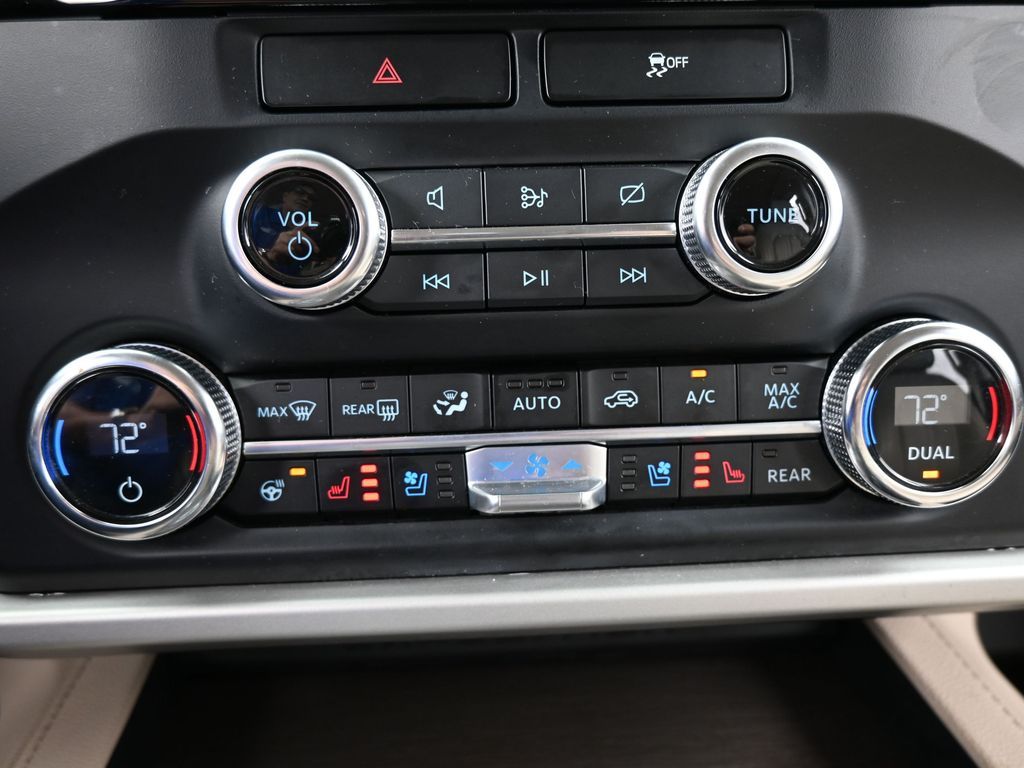 Used 2023 Silver Metallic Ford Limited image 25