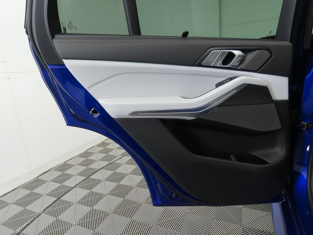 2025 BMW X5 M60i 25