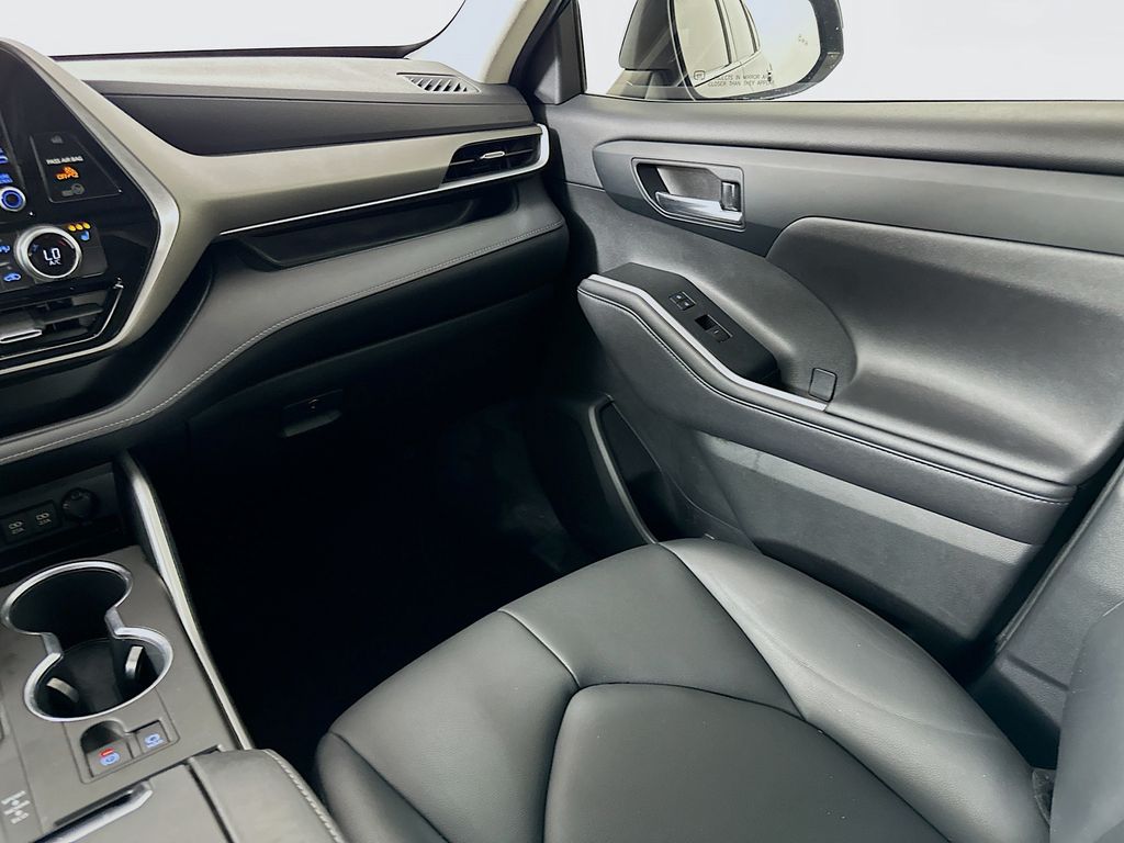 Thumbnail: 2020 Toyota Highlander - 23