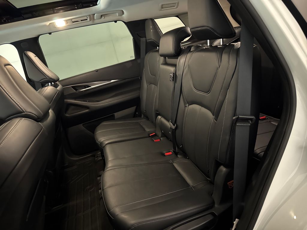 Certified Used 2024 White INFINITI LUXE image 31