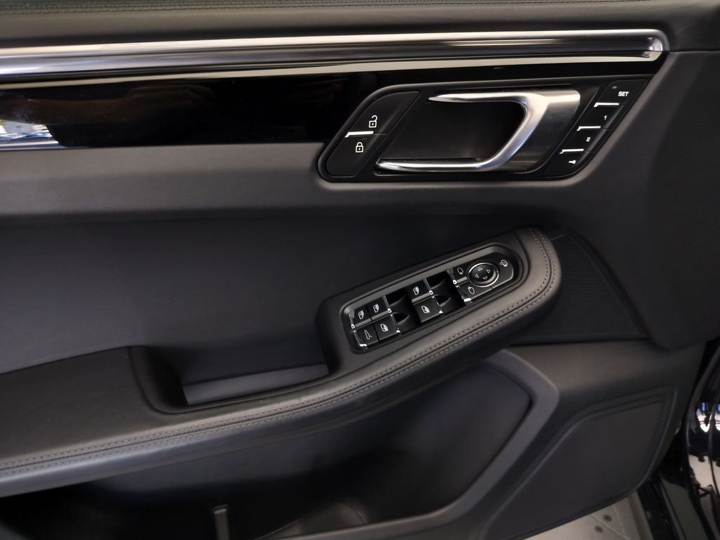 Thumbnail: 2023 Porsche Macan - 19