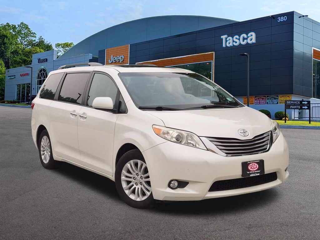 White (Blizzard Pearl) 2017 Toyota Sienna Minivan Front-Wheel Drive 8-Speed Automatic