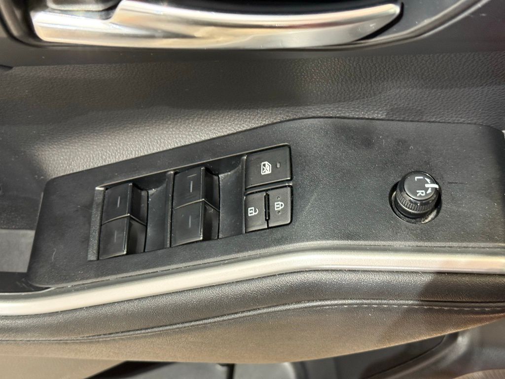 Thumbnail: 2023 Toyota Highlander - 16