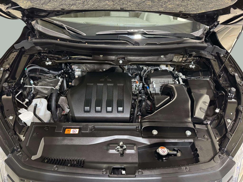 Used 2025 Labrador Black Pearl Mitsubishi SE image 27