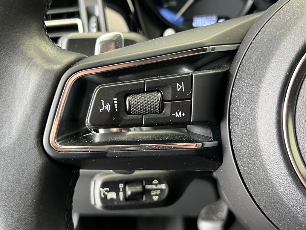 Thumbnail: 2023 Porsche Macan - 8