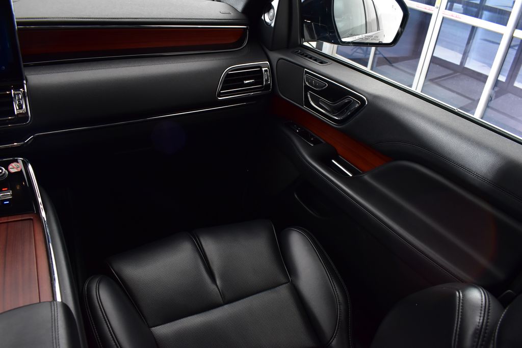 Thumbnail: 2024 Lincoln Navigator L - 27