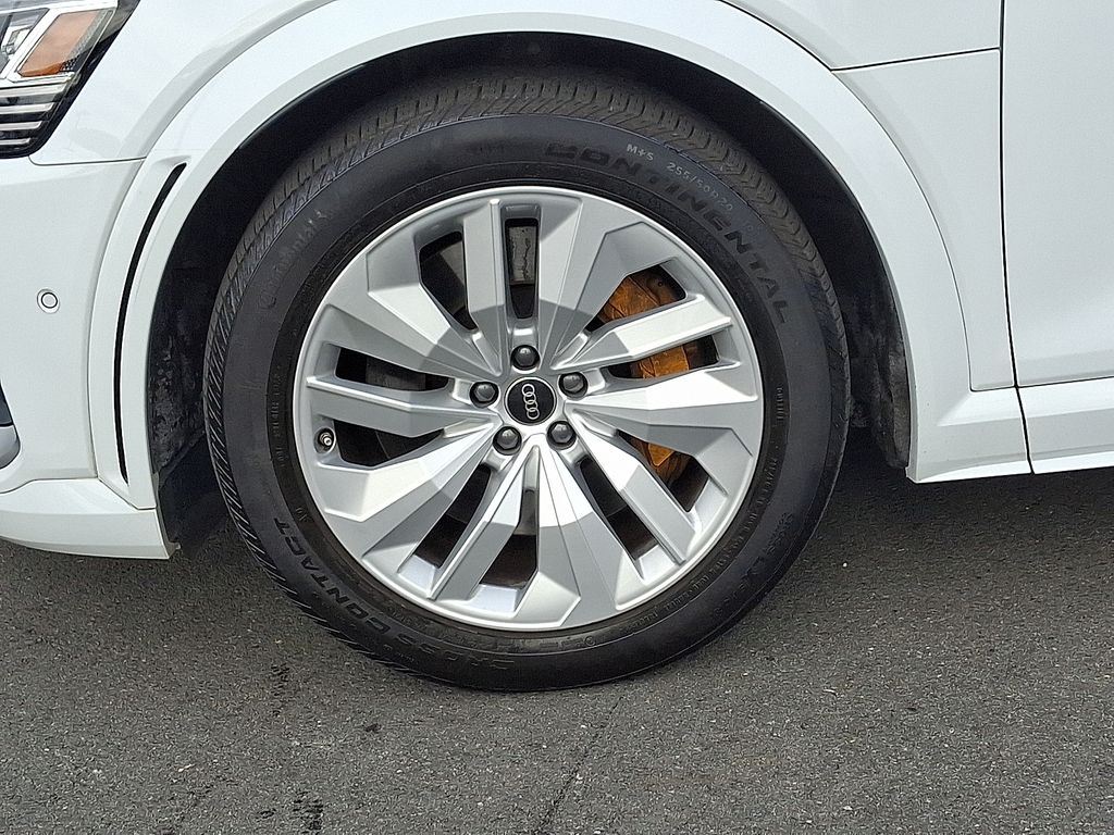 Thumbnail: 2022 Audi e-tron S - 8