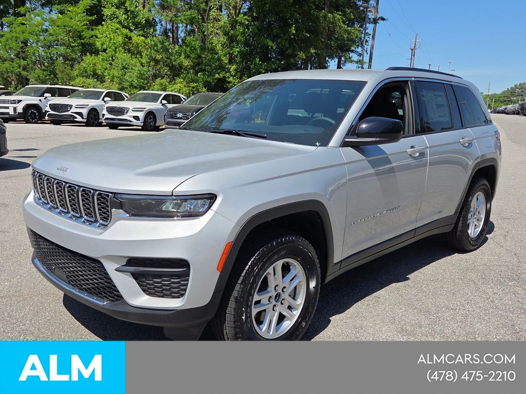 Used 2025 Silver Jeep Laredo image 3