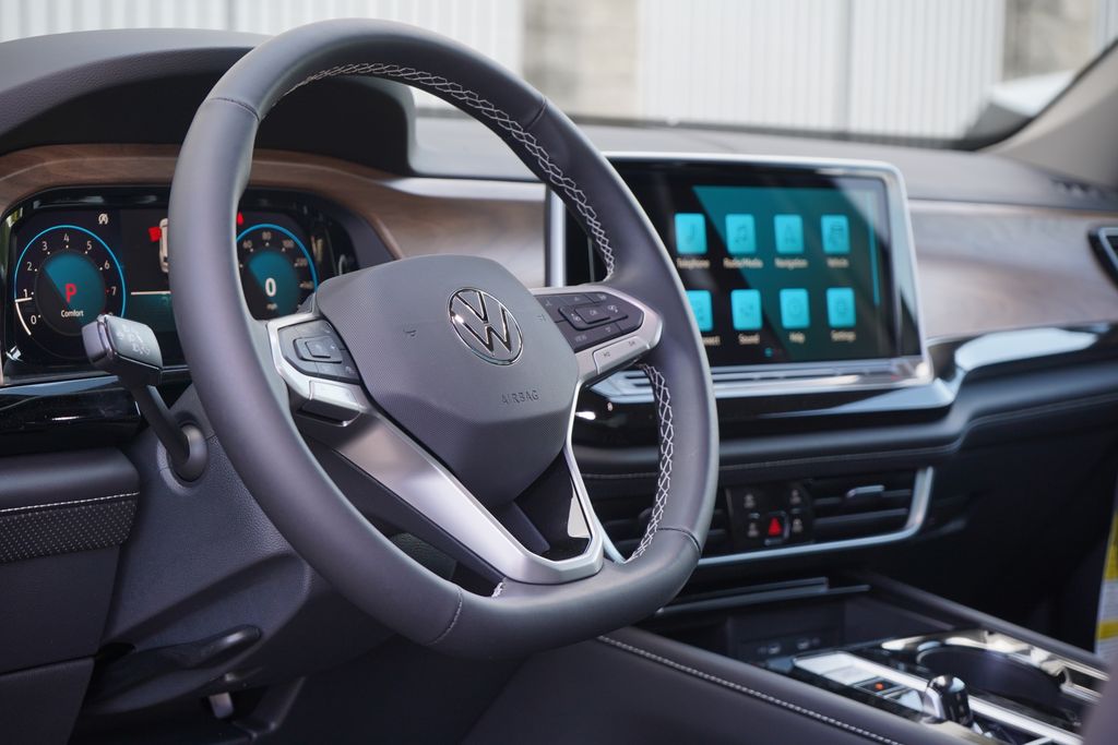 2025 Volkswagen Atlas 2.0T SE w/Technology 8