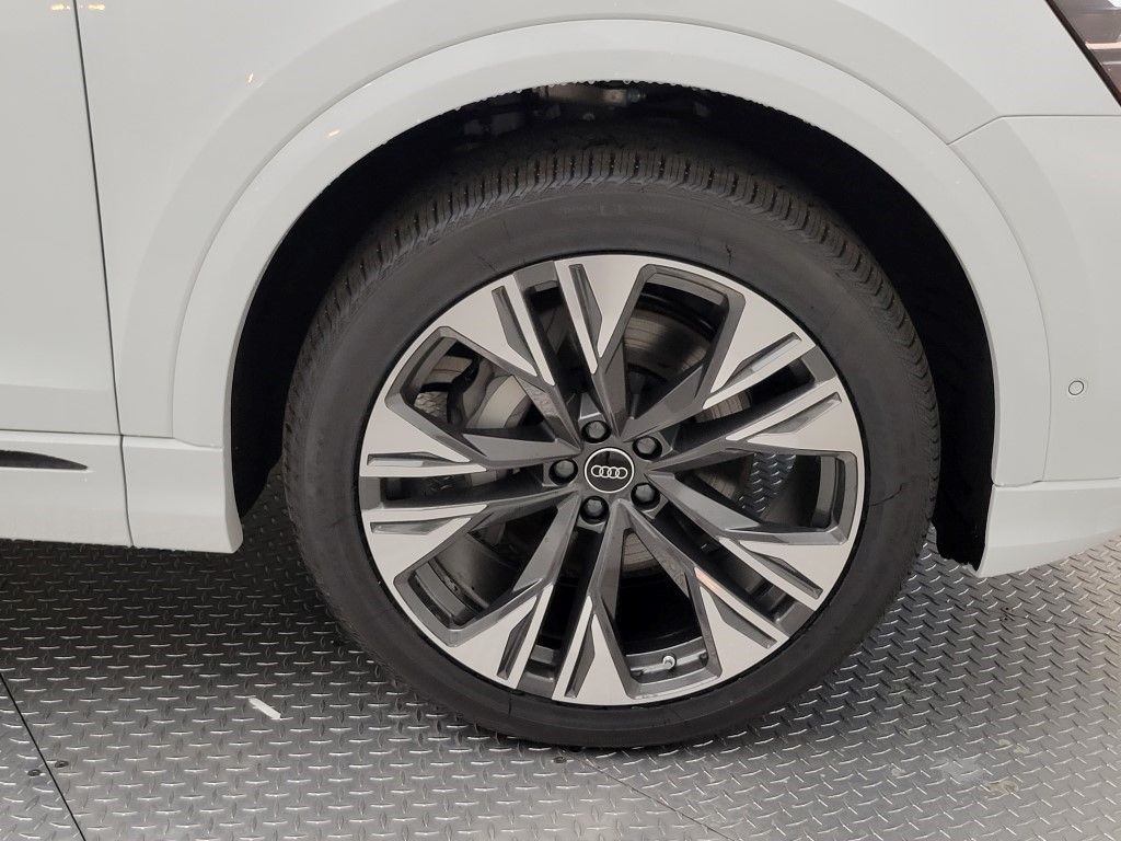 Thumbnail: 2026 Audi Q8 - 14