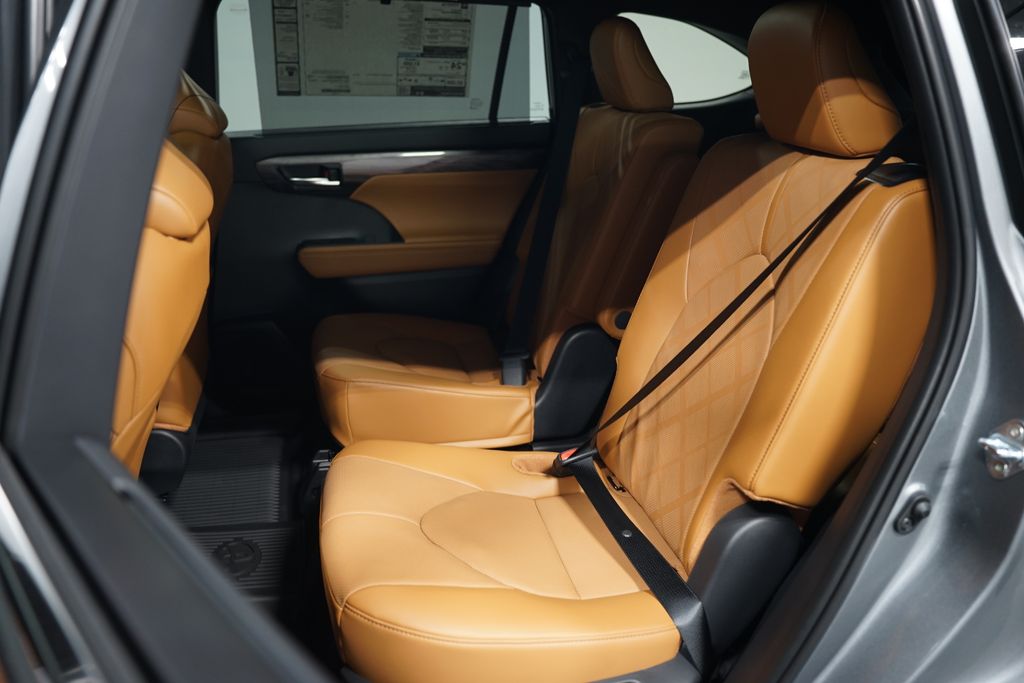2025 Toyota Highlander Platinum 31