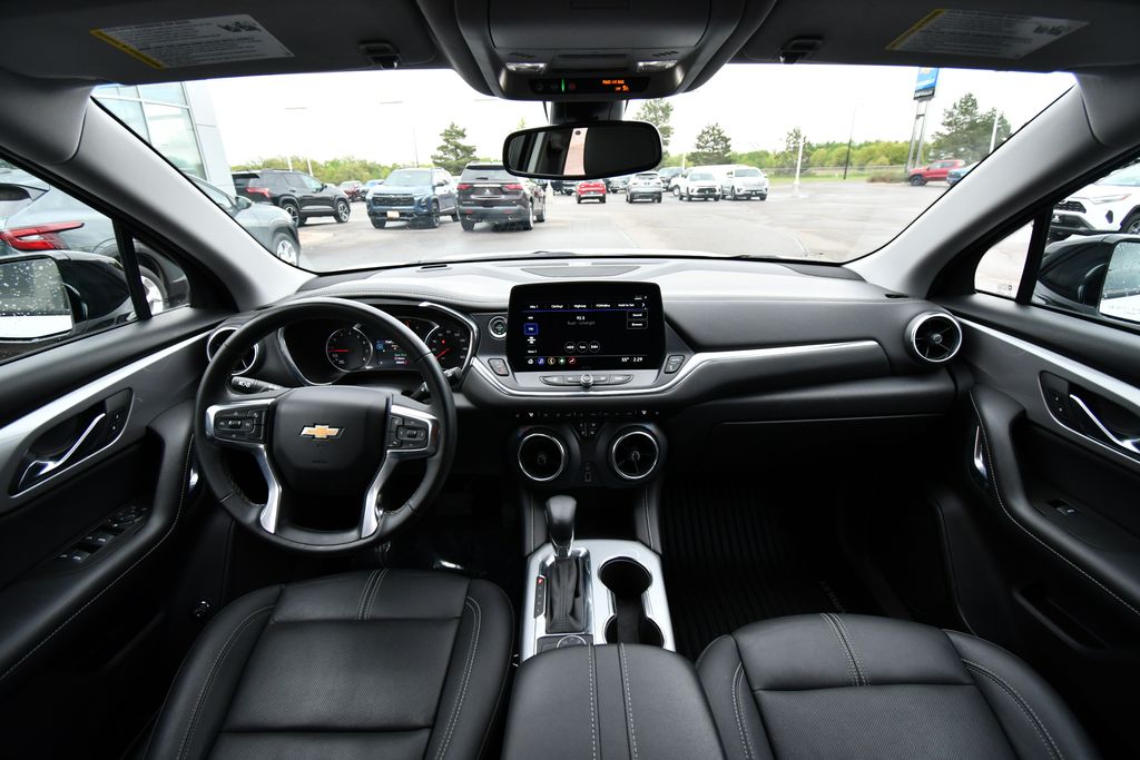 View vehicle photo 3