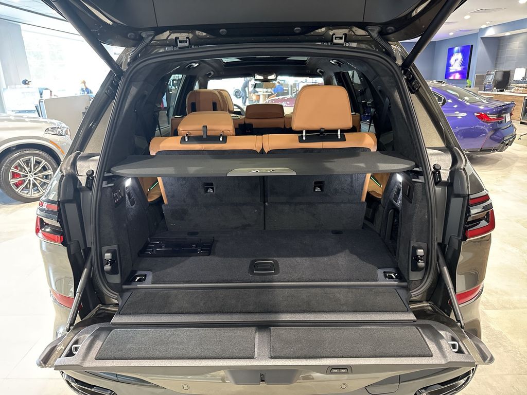 Thumbnail: 2027 BMW X7 - 17