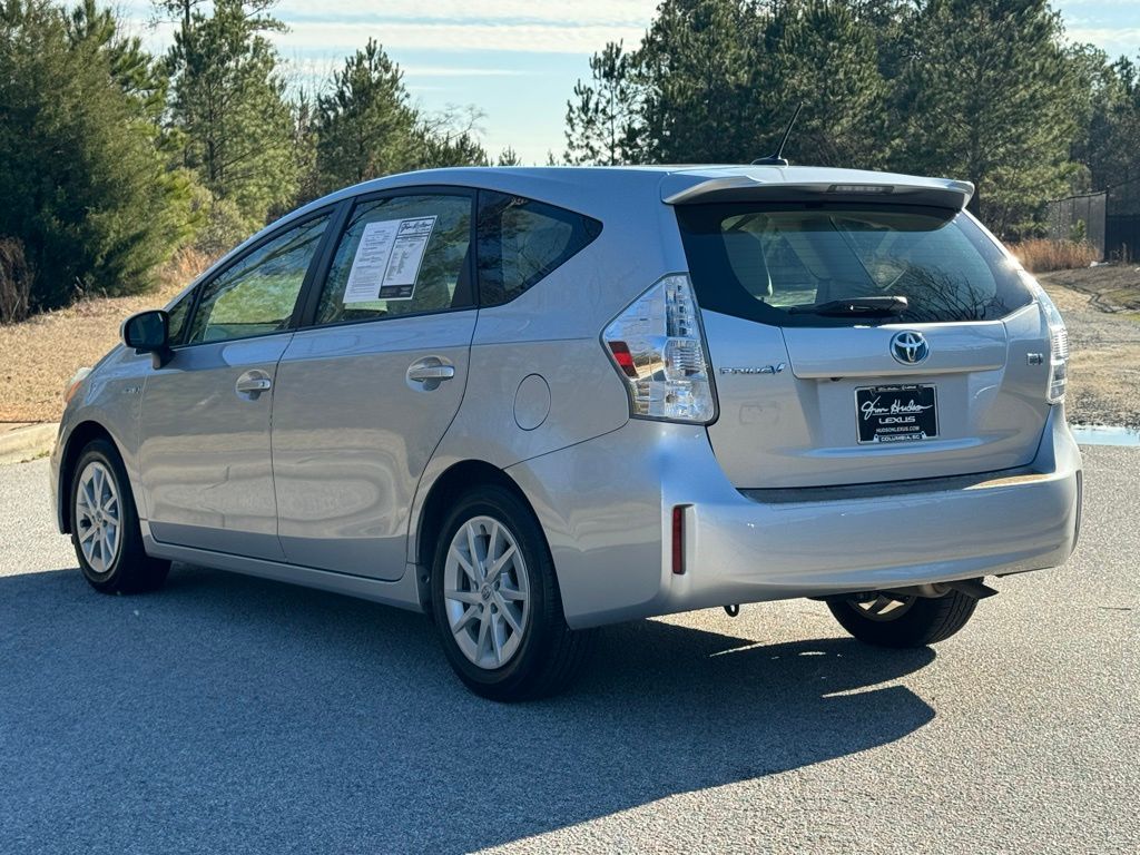 2013 Toyota Prius v Three 10