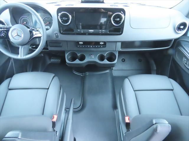 Thumbnail: 2025 Mercedes-Benz Sprinter - 14