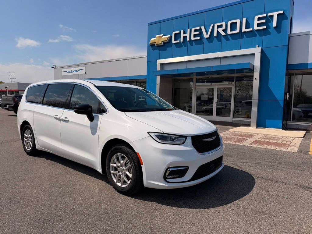 2024 Chrysler Pacifica Touring L's photo