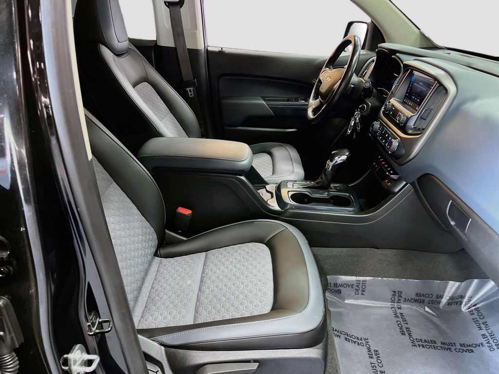 Used 2022 Black Chevrolet Z71 image 27