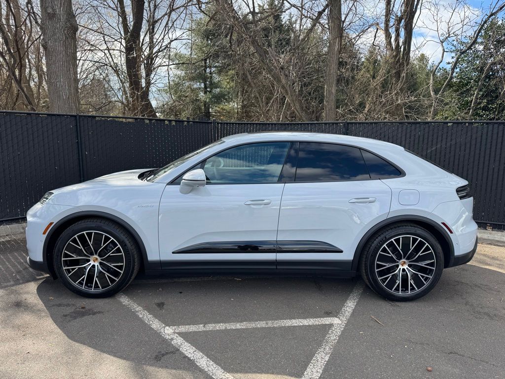 2025 Porsche Macan T 2