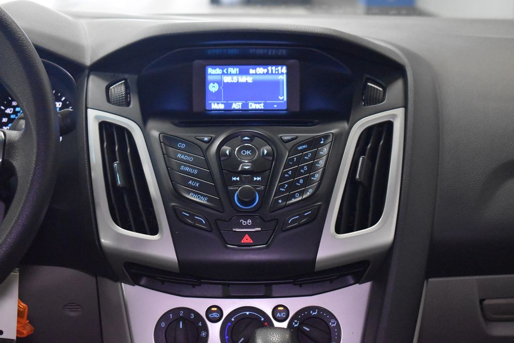 2012 Ford Focus SE 16