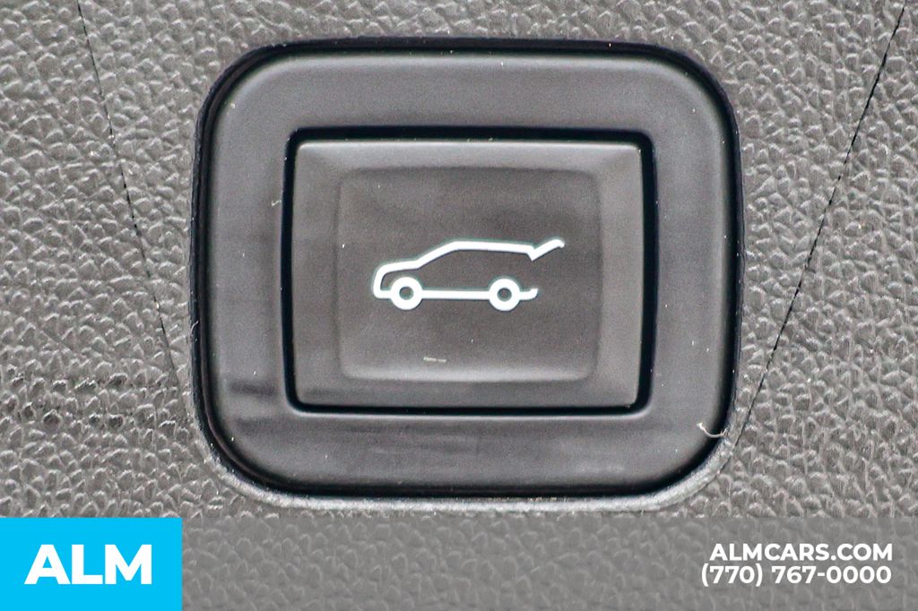 Used 2025 White GMC AT4 image 25