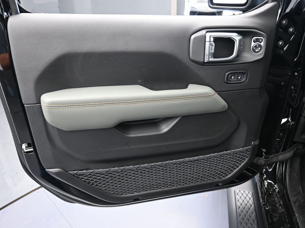 New 2026 Black Clearcoat Jeep Mojave image 13