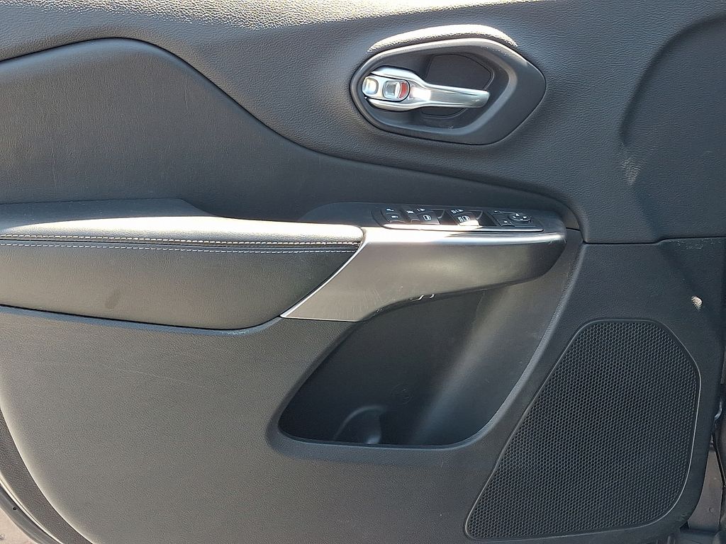2019 Jeep Cherokee — photo 13