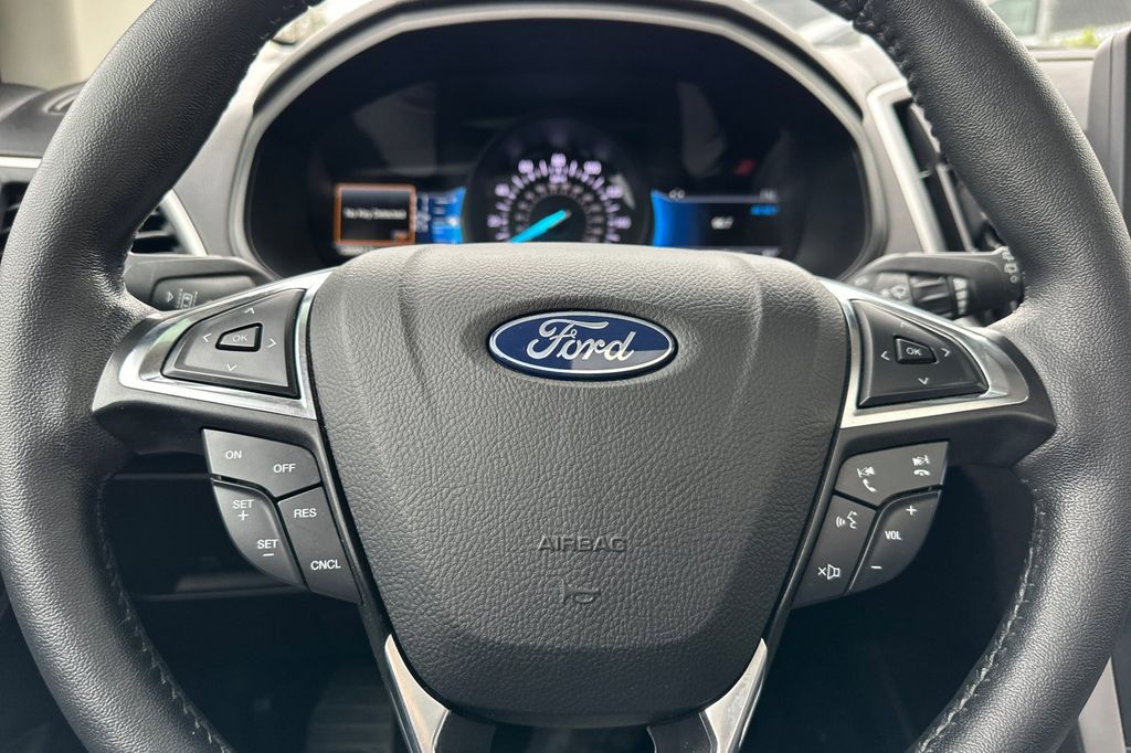 2022 Ford Edge SEL photo