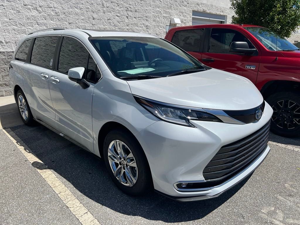 2024 Toyota Sienna Limited 6