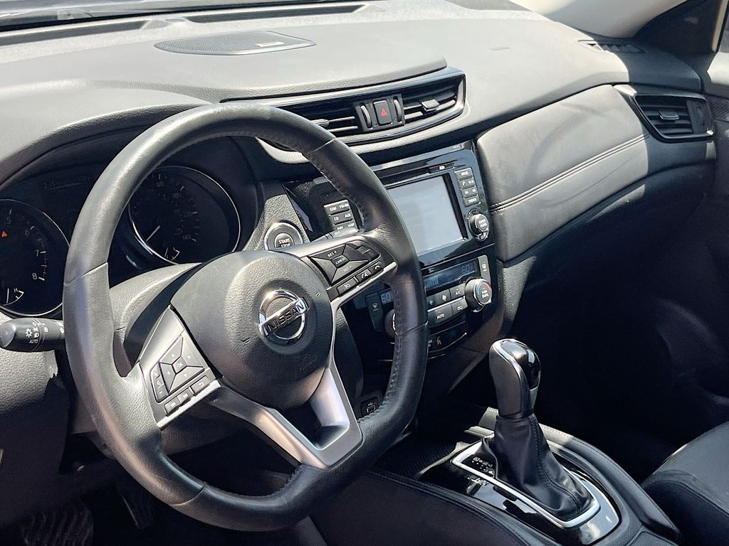 Used 2017 Blue Nissan SL image 9
