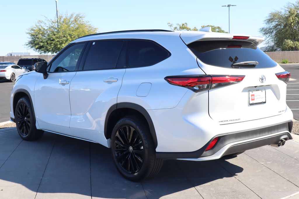 Thumbnail: 2023 Toyota Highlander - 7