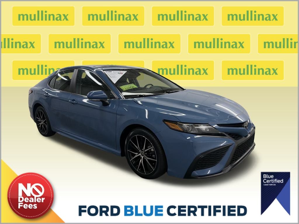 2023 Toyota Camry SE's photo