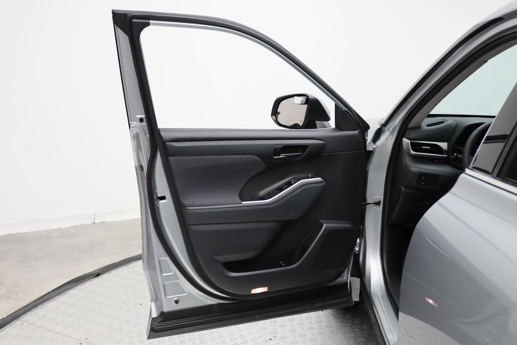 Thumbnail: 2021 Toyota Highlander - 16