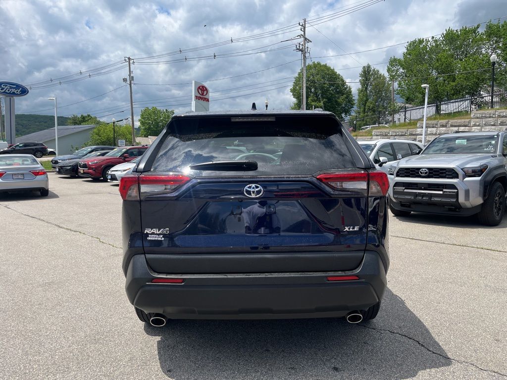 2024 Toyota RAV4 XLE - Photo 4